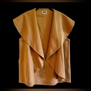 MUDPIE, WOMENS WATERFALL, SLEEVELESS JACKET. SOFT FABRIC IN CAMEL COLOR. SIZE OS